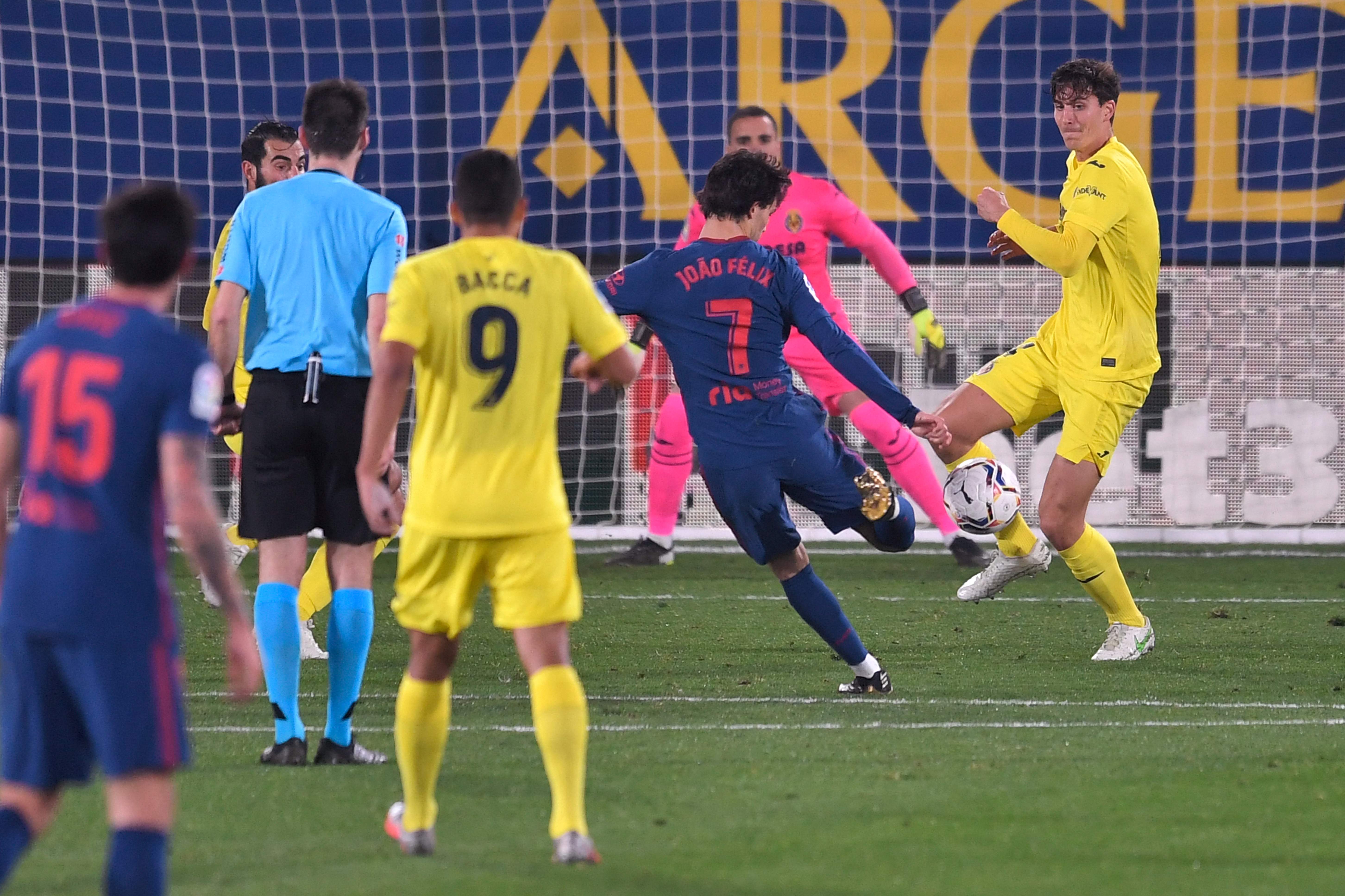 Joao Felix (C) en el momento que anota el segundo gol del Atlético en el triunfo contra el Villarreal. (Foto Prensa Libre: AFP).