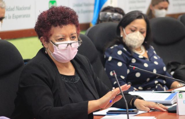 La ministra de Salud junto a otros funcionarios informa acerca de la vacunación contra el covid-19. (Foto Prensa Libre: Élmer Vargas)