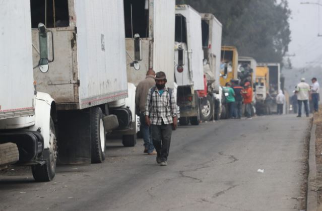 Camiones hacen fila para ingresar el vertedero de Amsa. (Foto Prensa Libre: Érick Ávila) 