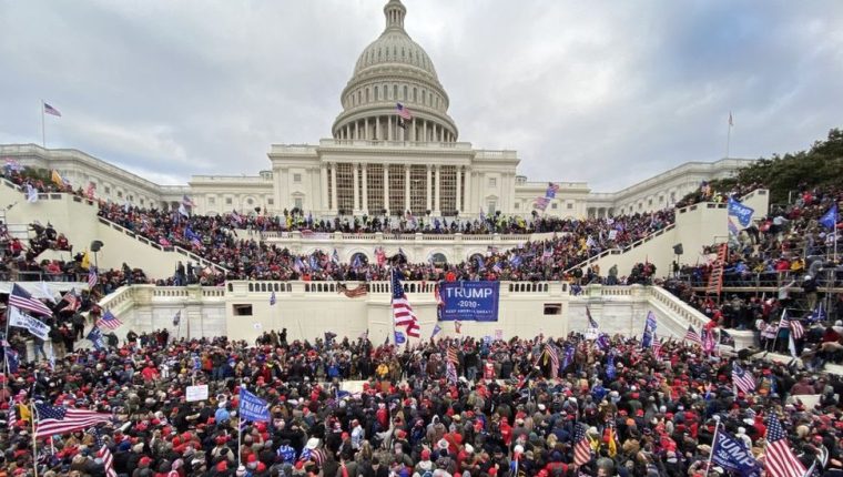 Decenas de seguidores del presidente saliente de Estados Unidos asaltaron el capitolio. (Foto Prensa Libre: EFE)