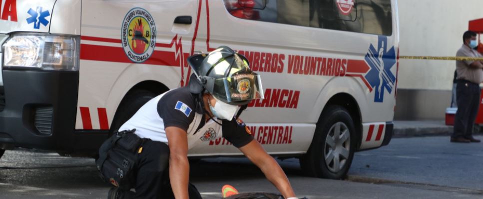 Una de las víctimas murió en el lugar del ataque armado en la zona 1 de la capital. (Foto Prensa Libre: Bomberos Voluntarios) 
