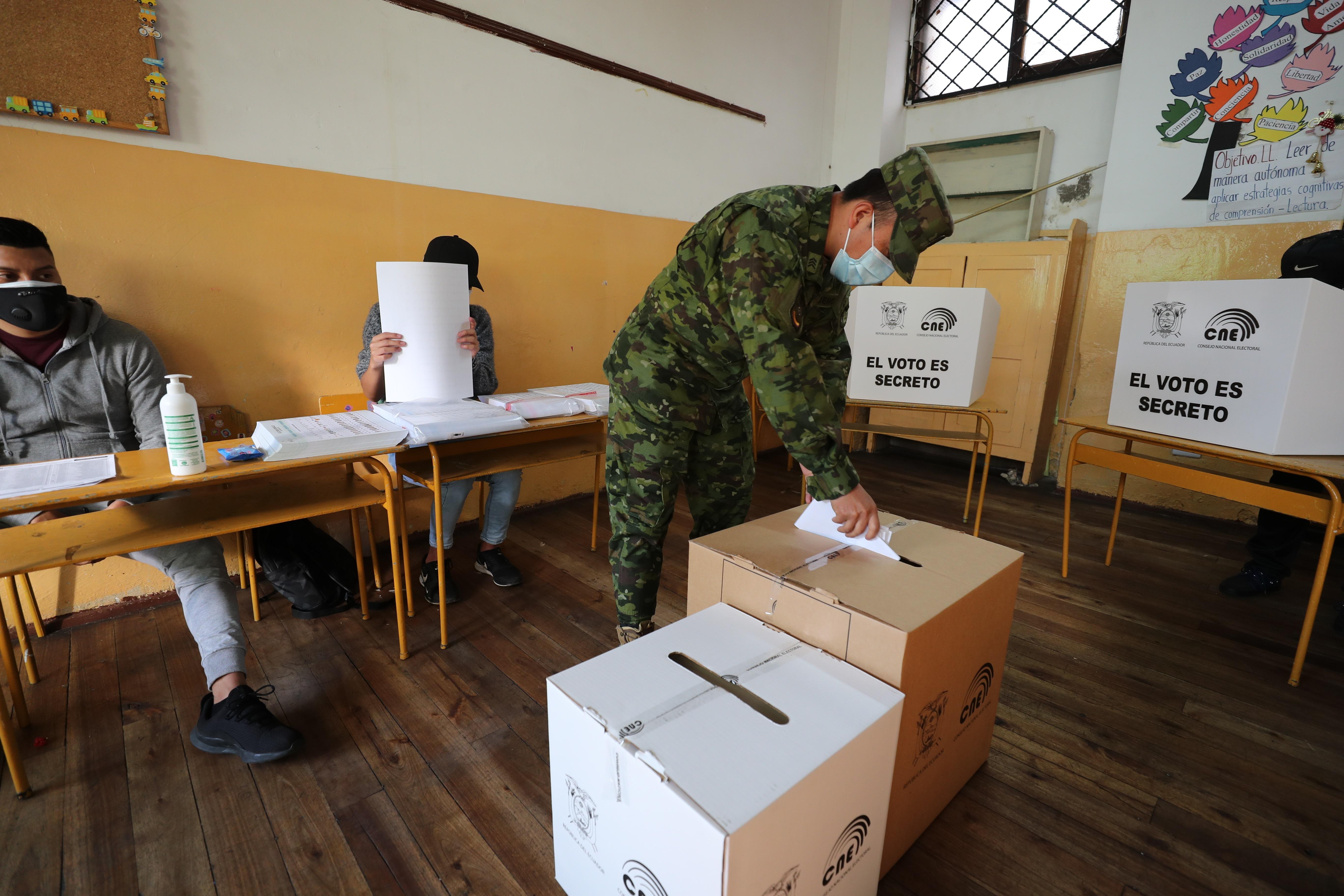 Un militar vota hoy en un centro electoral en Quito, Ecuador. (Foto Prensa Libre: EFE)