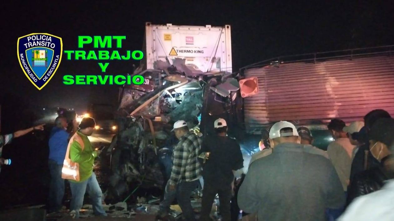 Cuatro muertos y 15 heridos deja accidente de tránsito entre un bus y un tráiler en km 70 de la ruta al Pacífico, Escuintla. (Foto Prensa Libre: PMT Escuintla)