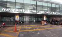 Varios guatemaltecos esperan en la entrada del Aeropuerto Internacional la Aurora para poder viajar a Canada a trabajar con una empresa que les ha ofrecido trabajo.


Fotografa. Erick Avila:              26/04/2020