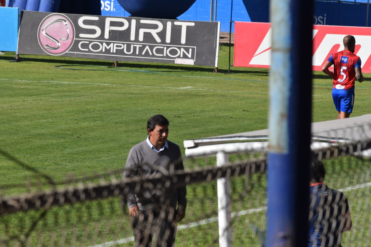 Antonio Morales, técnico de Xelajú MC, durante el juego de vuelta de semifinales. (Foto Prensa Libre: Raúl Barreno)