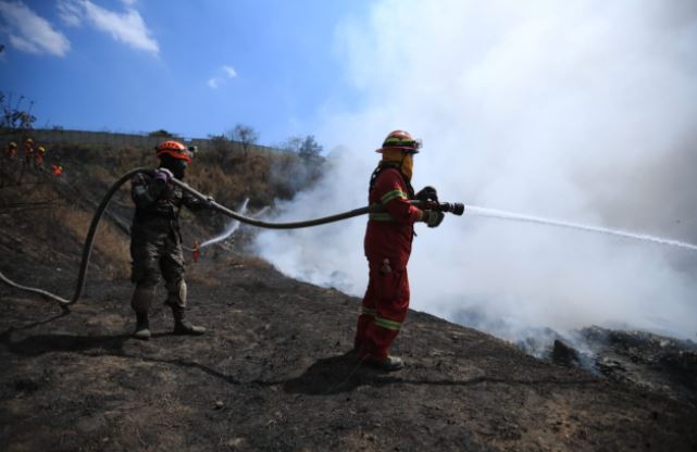Bomberos trabajan para controlar incendio en basurero de Amsa. (Foto Prensa Libre: Carlos Hernández)