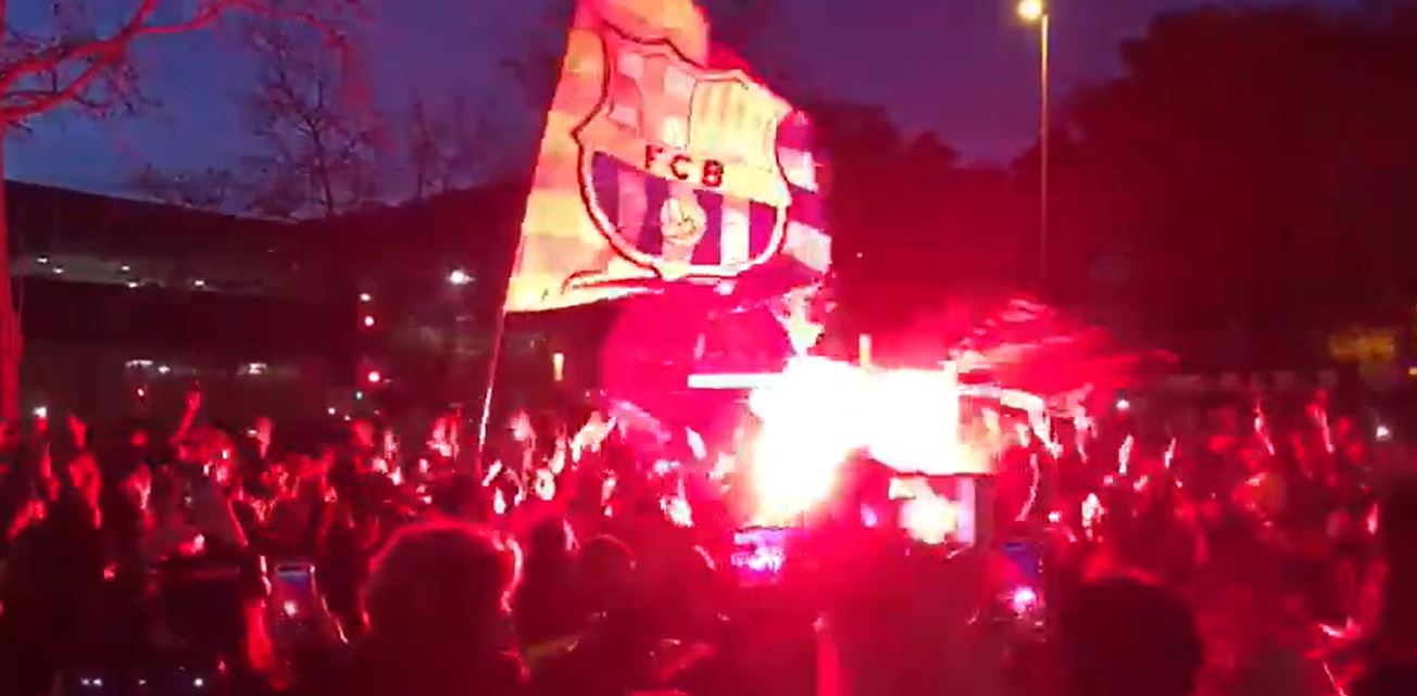 Aficionados del Barcelona hacen fiesta fuera del Camp Nou. (Foto Prensa Libre: Captura Twitter El Chiringuito)