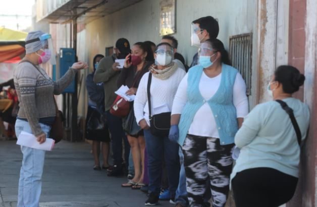 Guatemaltecos continúan con el uso de la mascarilla para prevenir contagios de covid-19. (Foto Prensa Libre: Hemeroteca PL)