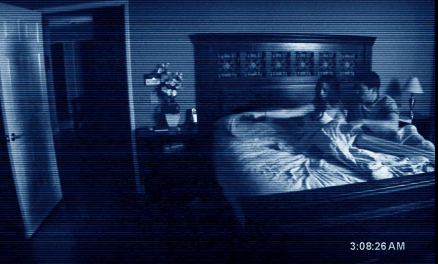 En la primera entrega de esta película Después de mudarse a una casa suburbana, una pareja se ve cada vez más perturbada por una presencia demoníaca nocturna.  (Foto Prensa Libre: Actividad Paranormal)