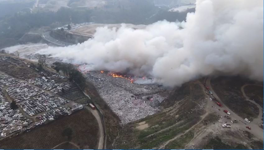 Imágenes áreas muestran el impacto del incendio en Amsa. (Foto Prensa Libre: Captura de pantalla) 