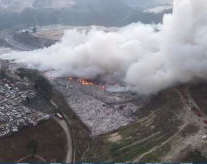 Videos: las impresionantes imágenes del humo que se expandió hasta la ciudad desde el incendio del vertedero de Amsa