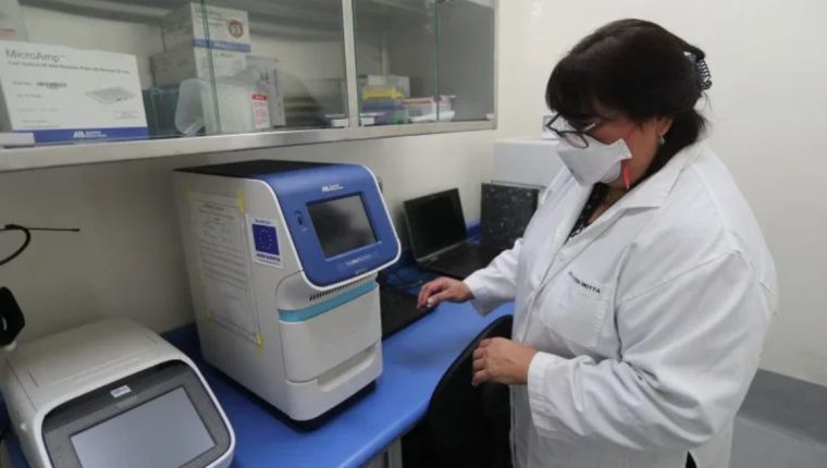 Personal del Laboratorio Nacional de Salud permanece en alerta ante el primer caso de Candida Auris. (Foto Prensa Libre: Hemeroteca PL)