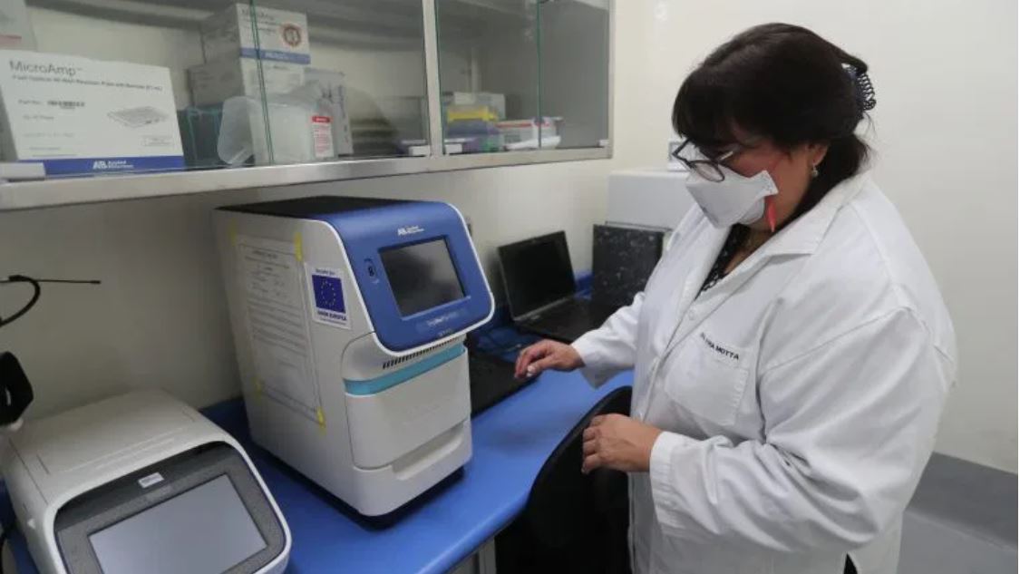 Personal del Laboratorio Nacional de Salud permanece en alerta ante el primer caso de Candida Auris. (Foto Prensa Libre: Hemeroteca PL)