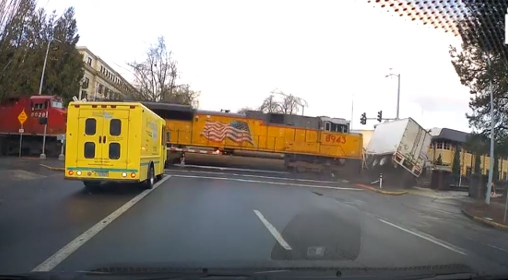 El accidente ocurrió el Oregón, tras el paso de una invernal tormenta. (Foto: Captura de YouTube)