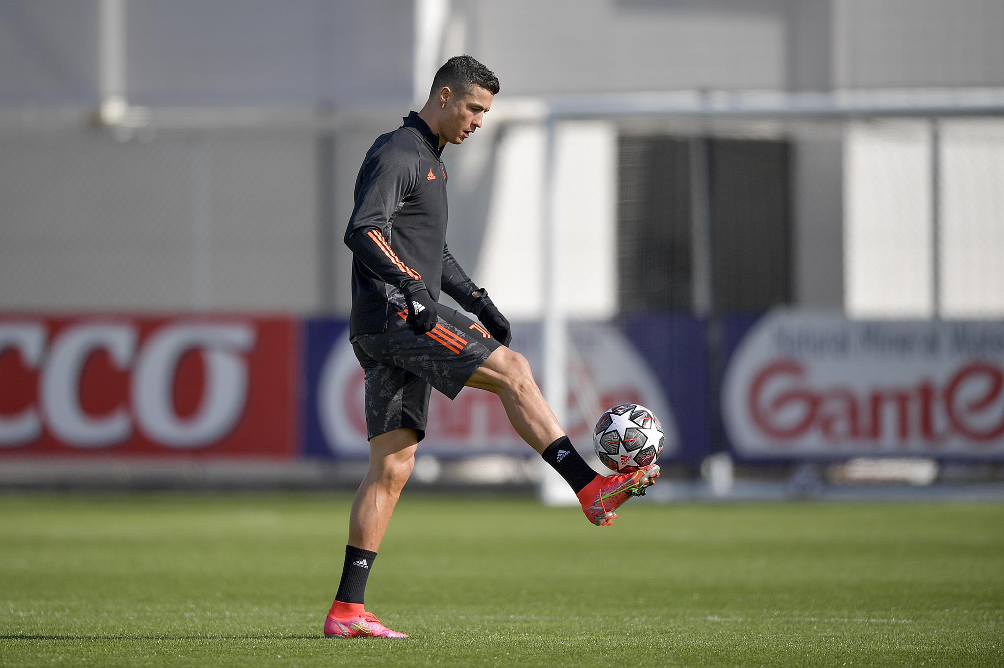 Cristiano Ronaldo durante la práctica previa al partido entre la Juventus y el Porto. (Foto Prensa Libre: Twitter Cristiano Ronaldo)