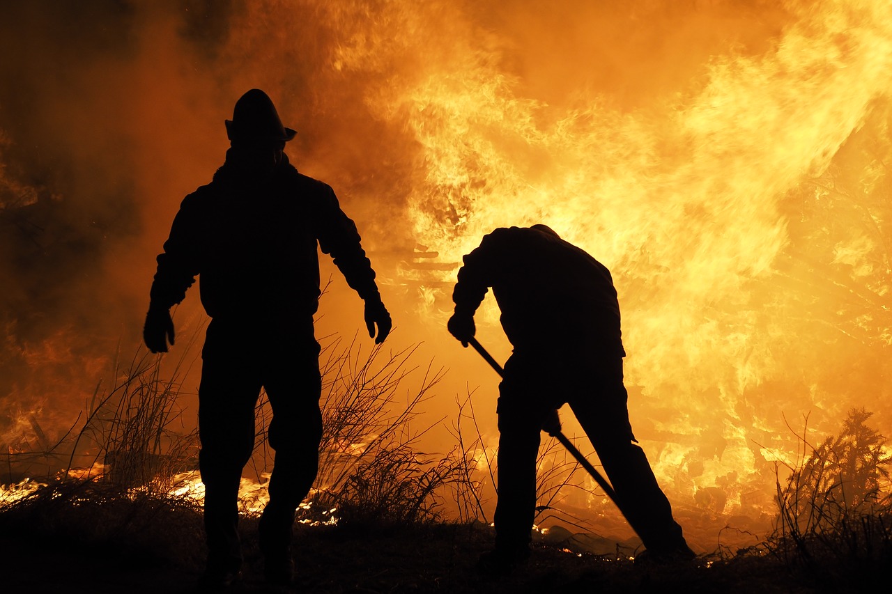 El humo de los incendios forestales y estructurales puede causar irritación y obstrucción de las vías respiratorias. (Foto Prensa Libre: Daniel Zuflucht en Pixabay ).