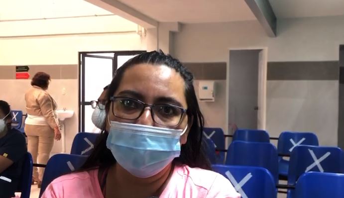 La enfermera Iris Galván Soto narra cómo vivió el covid-19. (Foto Prensa Libre: Andrea Domínguez) 