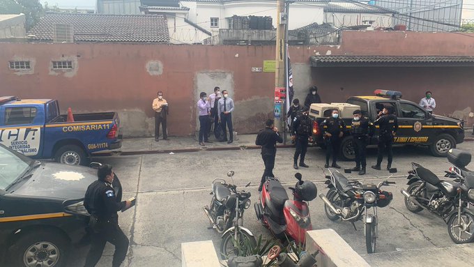 Agentes de la PNC llegan al Centro de Justicia Civil, en la 6a. avenida A, 12-57, en zona 9. (Foto Prensa Libre:) 