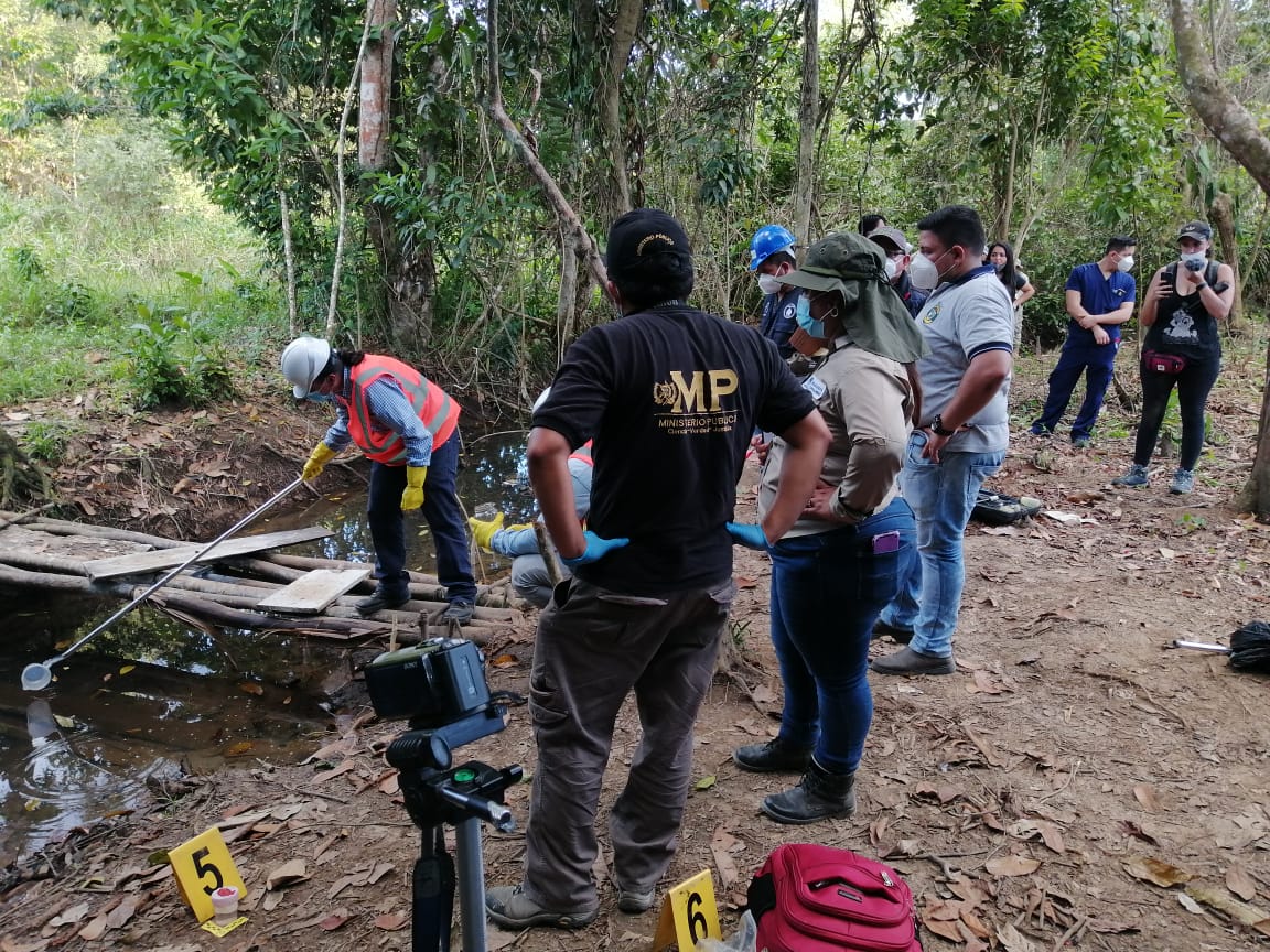 Técnicos de instituciones toman muestras de líquidos encontrados en un área del campo Atzam, Cobán, Alta Verapaz. (Foto: MP)