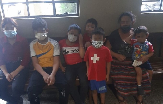 Los seis hermanos fueron localizados por agentes de la PNC en un sector de Amatitlán. (Foto Prensa Libre: PNC)