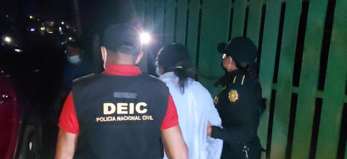 Irma Yolanda Pérez Yoc, madre de la menor que era maltratada en San Juan Sacatepéquez fue capturada. (Foto Prensa Libre: PNC) 