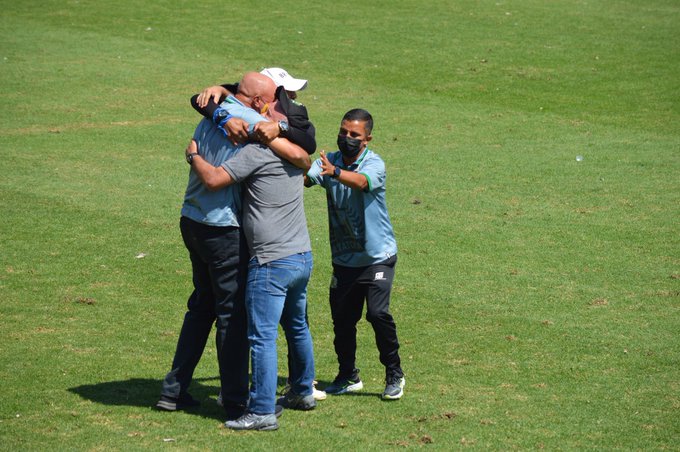 Willy Olviera celebra con los integrantes de su cuerpo técnico, después del final del partido contra Municipal. Foto Mynor Sandoval.
