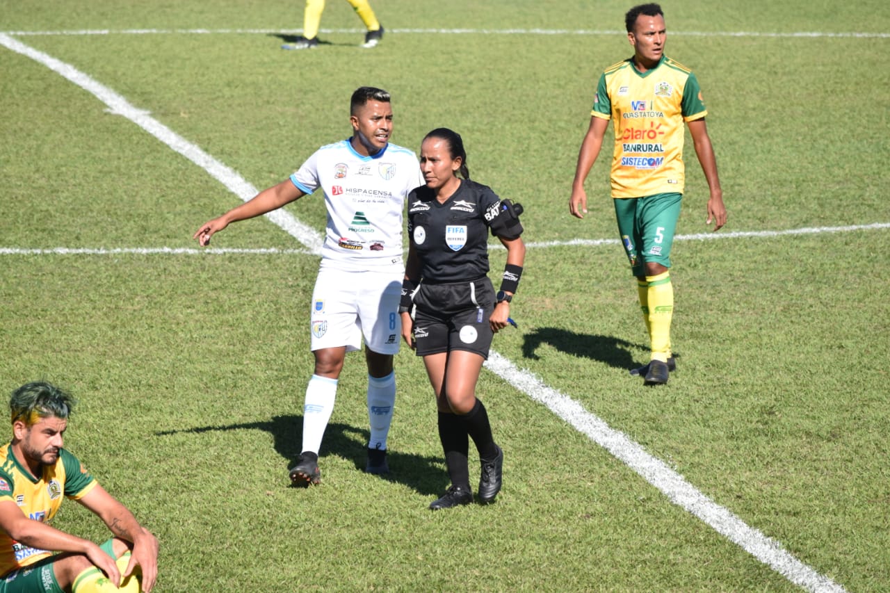 La árbitra nacional Astrid Gramajo durante su debut en la Liga Nacional. (Foto Prensa Libre: Cortesía Andrés N.)