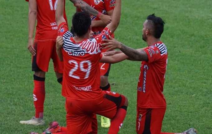 Edson Hernández celebra el gol de la victoria de Sacachispas frente a Achuapa. (Foto AndresNadf).