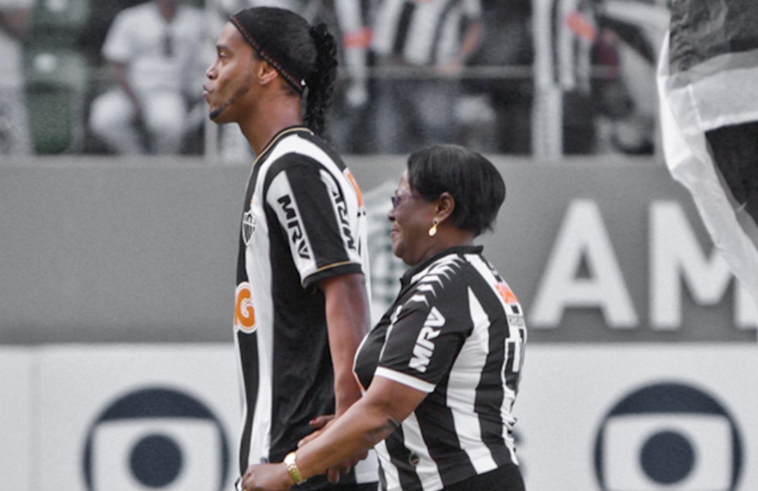 Ronaldinho, cuando jugaba en el Atlético Mineiro, junto con su  mamá Miguelina, fallecida de covid-19. Foto Prensa Libre: Hemeroteca PL.