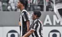 Ronaldinho, cuando jugaba en el Atlético Mineiro, junto con su  mamá Miguelina, fallecida de covid-19. Foto Prensa Libre: Hemeroteca PL.