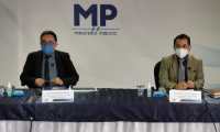 Juan Francisco Sandoval, jefe de la Feci, y Estuardo López, secretario contra la Corrupción del MP, en conferencia de prensa. (Foto: MP)