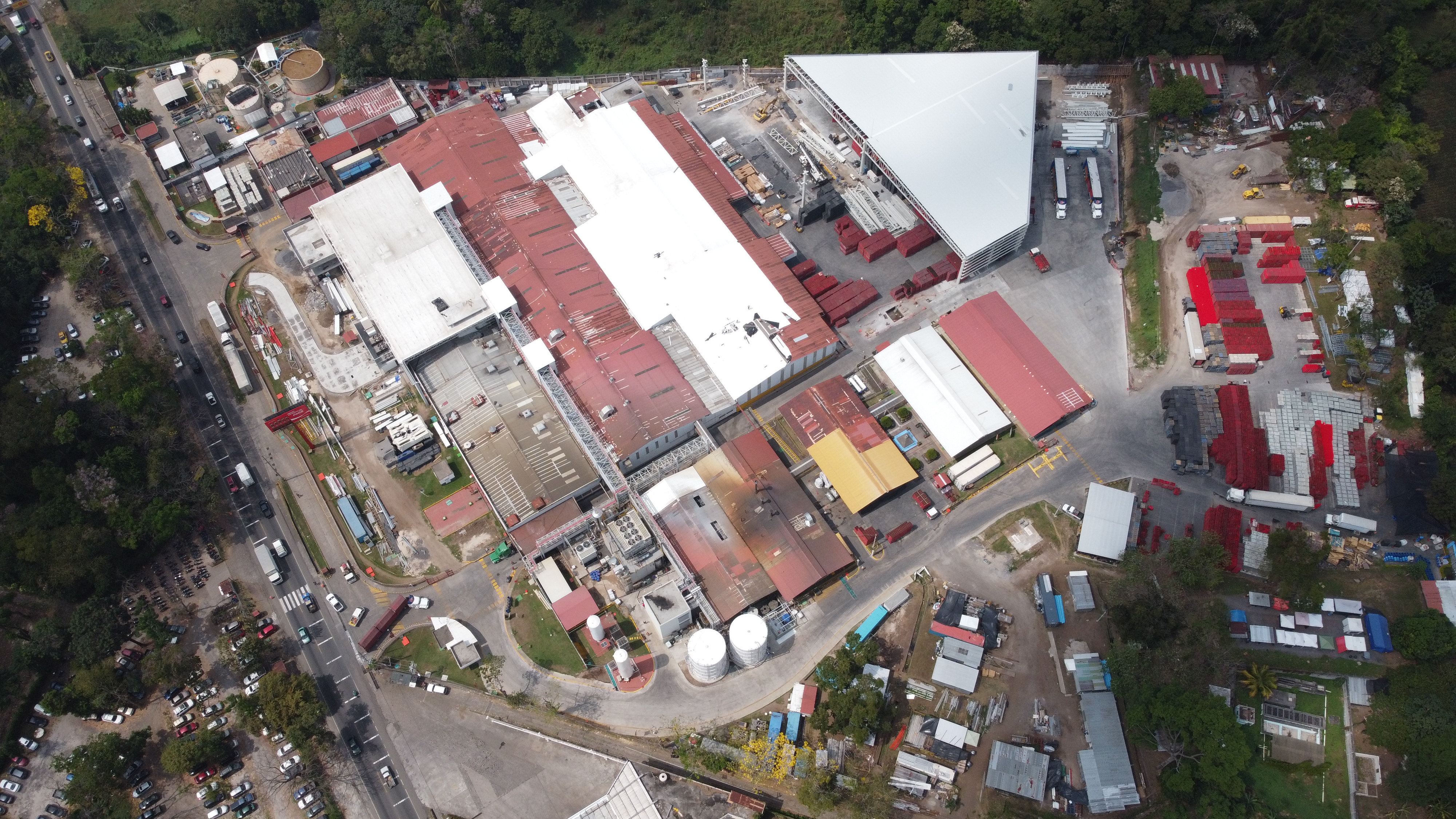 Coca-Cola Los Volcanes amplía planta en Retalhuleu e invierte en maquinaria con tecnología de punta a nivel mundial. (Foto Prensa Libre: Cortesía)