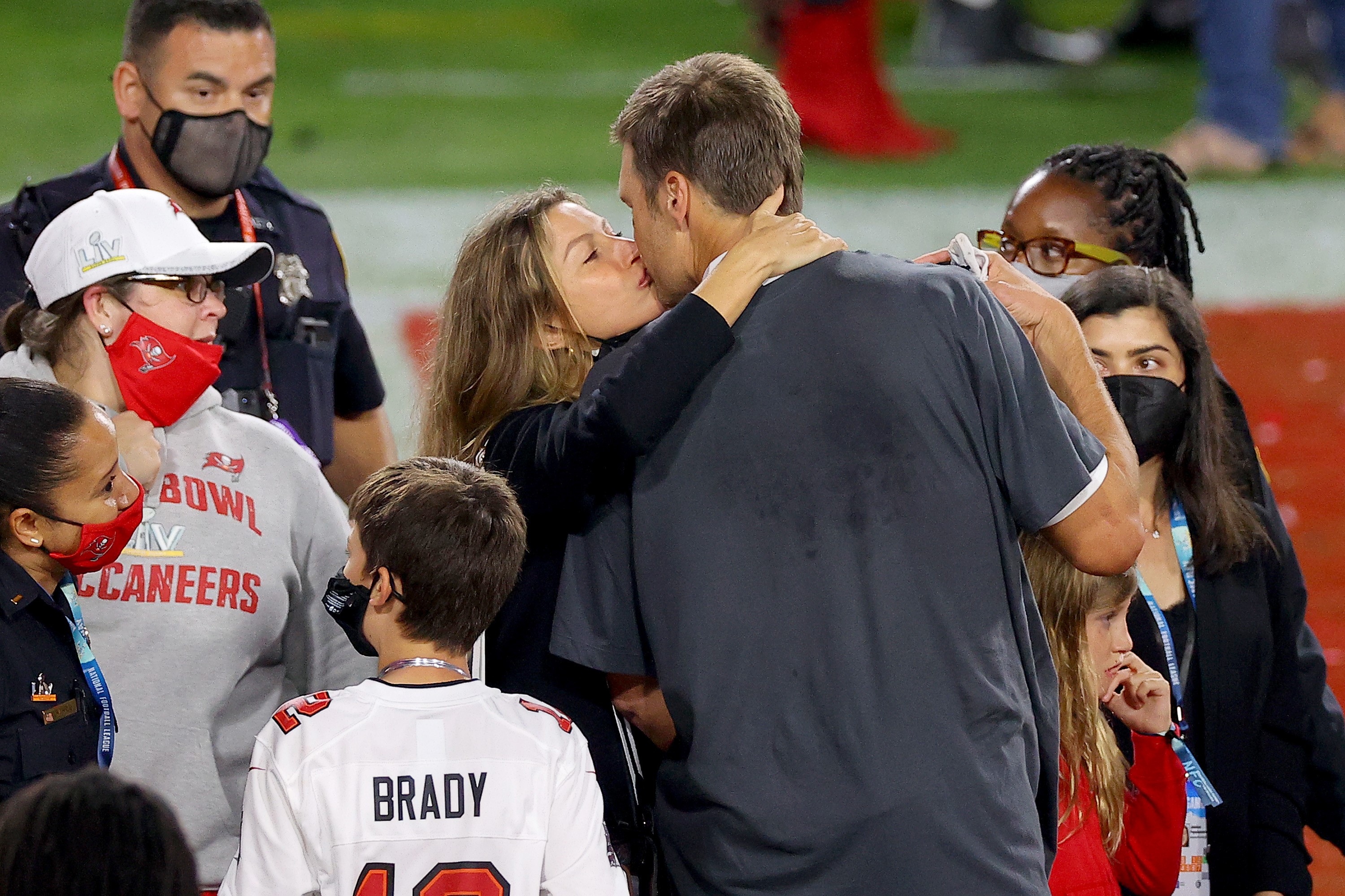 Tom Brady de los Tampa Bay Buccaneers celebra con su esposa Gisele Bündchen. (Foto Prensa Libre: AFP)
