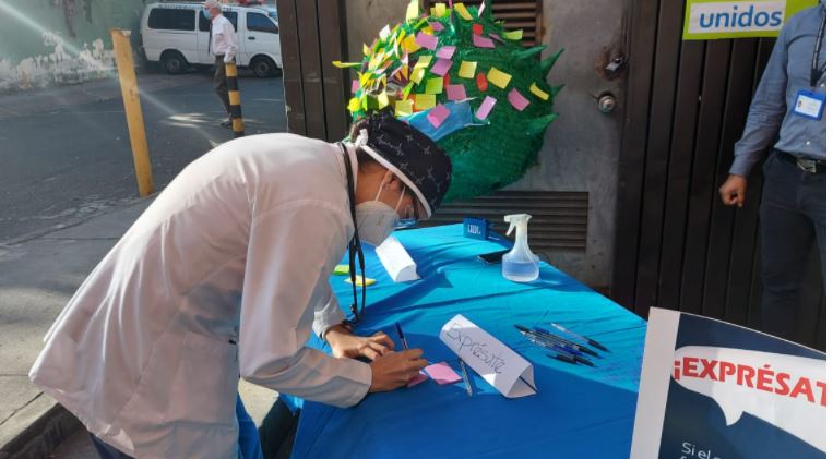 Personal del Hospital General San Juan de Dios expresa su sentir por el coronavirus. (Foto Prensa Libre: Cortesía) 