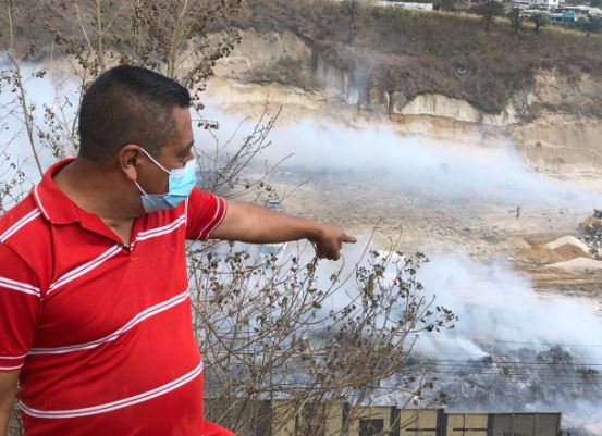Vecinos se ven afectados por el humo del vertedero a cargo de Amsa. (Foto Prensa Libre: Andrea Domínguez)