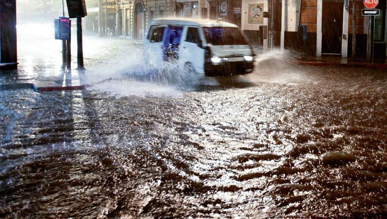 Inundaciones en la capital:  municipalidad amplía red de colectores y retira de las calles 100 toneladas diarias de basura
