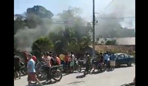 Turba quema vivienda en Melchor de Mencos, Petén. (Foto: captura de Facebook)