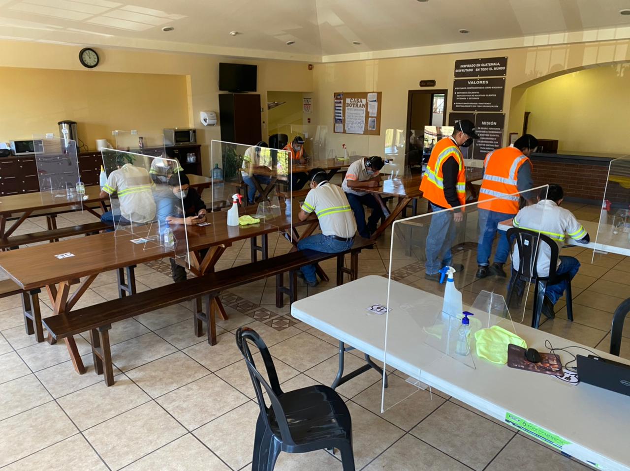 Los protocolos de bioseguridad y buenas prácticas fueron algunos de los aspectos que tomaron en cuenta para el Galardón a la Exportación. (Foto Prensa Libre: Cortesía Industria Licorera Quezalteca)