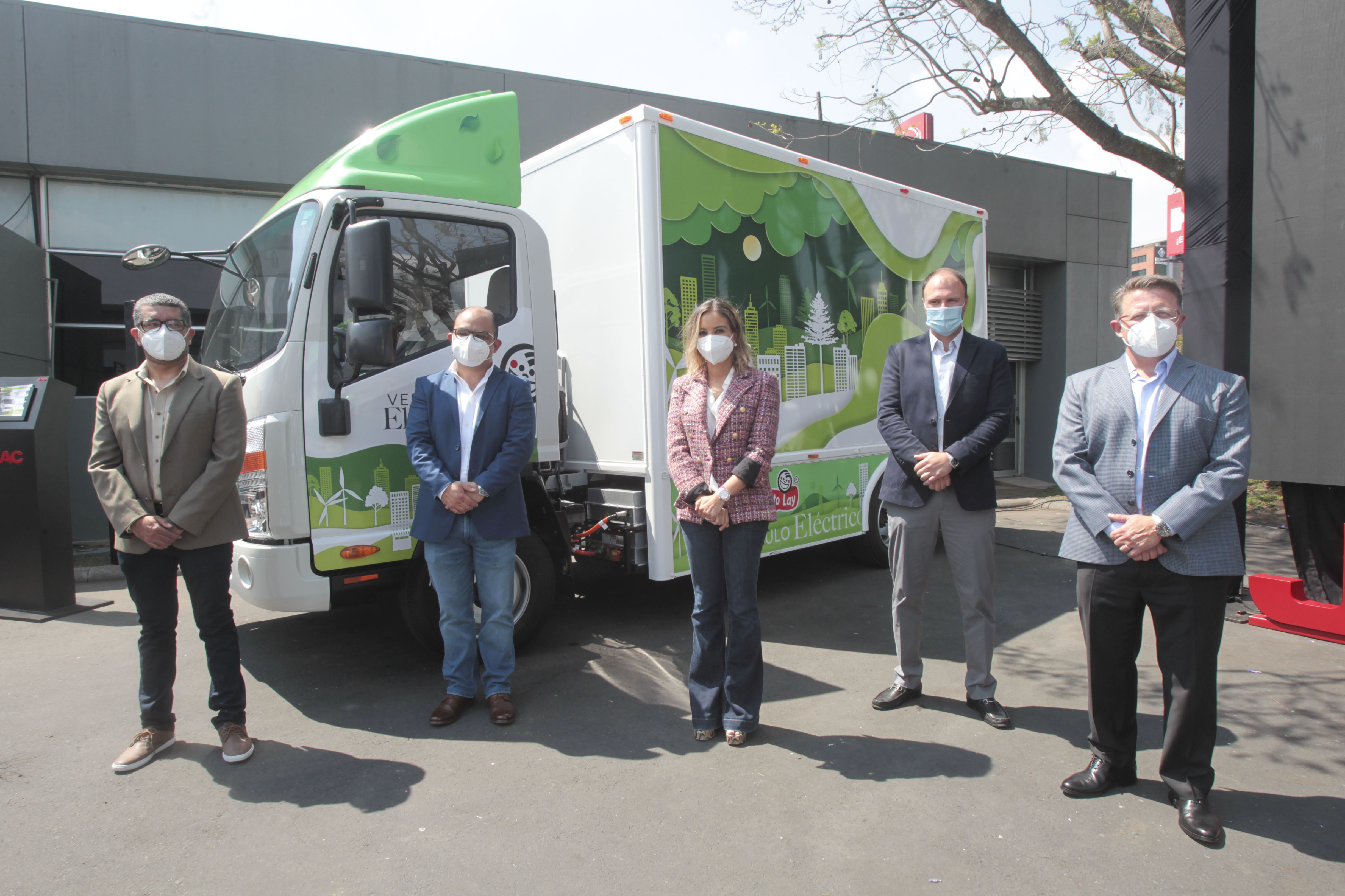 Personeros de Grupo Codaca entregaron los nuevos camiones a directivos de PepsiCo. Foto Prensa Libre: Norvin Mendoza