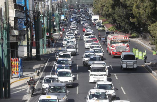 Taxistas se manifiestan en la metrópoli por tema de seguro obligatorio para vehículos. (Foto Prensa Libre: Érick Ávila)