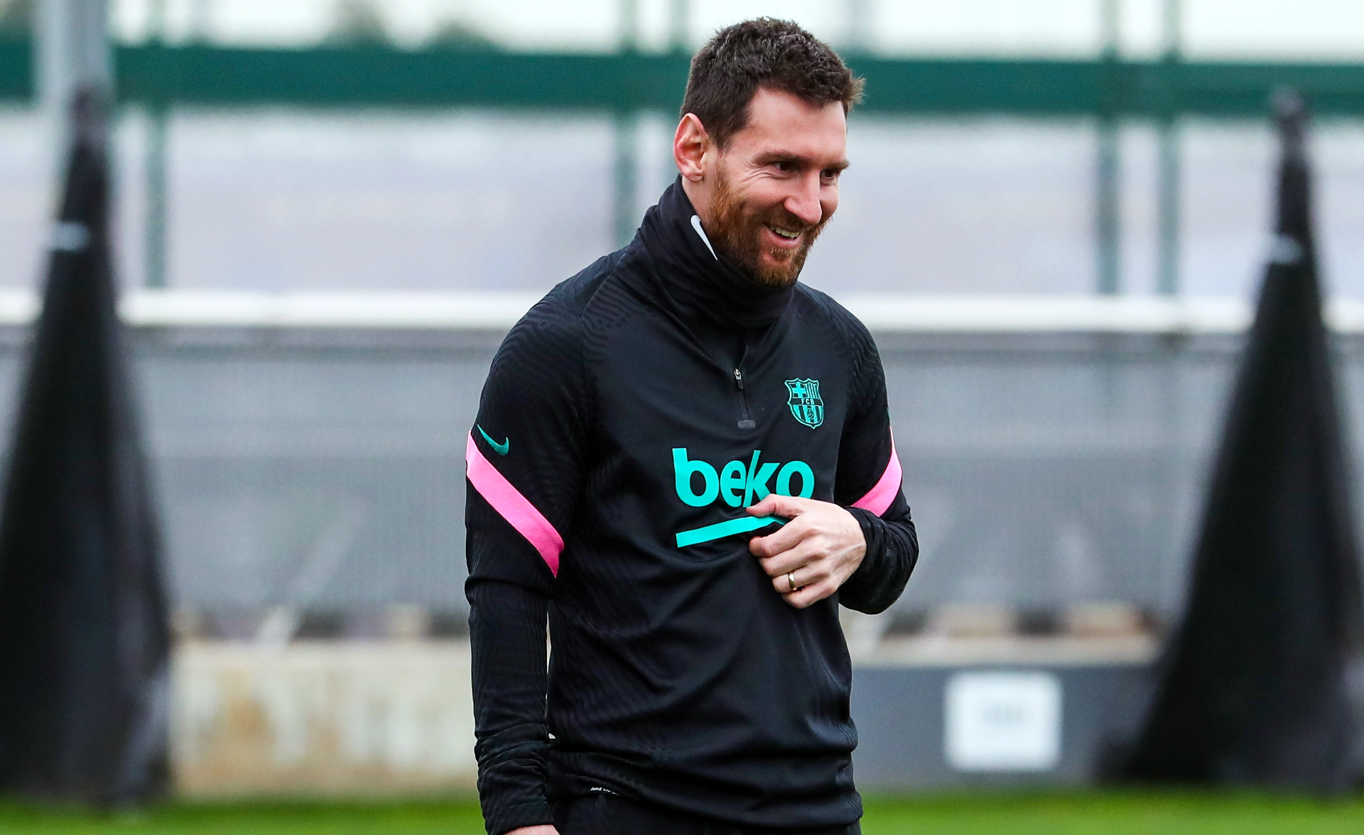 Lionel Messi durante la práctica del Barsa, previo a enfrentar al PSG. Foto Prensa Libre: Twitter FC Barcelona.