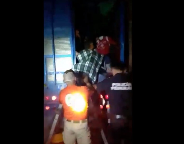 El piloto del vehículo de carga pesada fue arrestado. Foto Prensa Libre: Captura de pantalla.