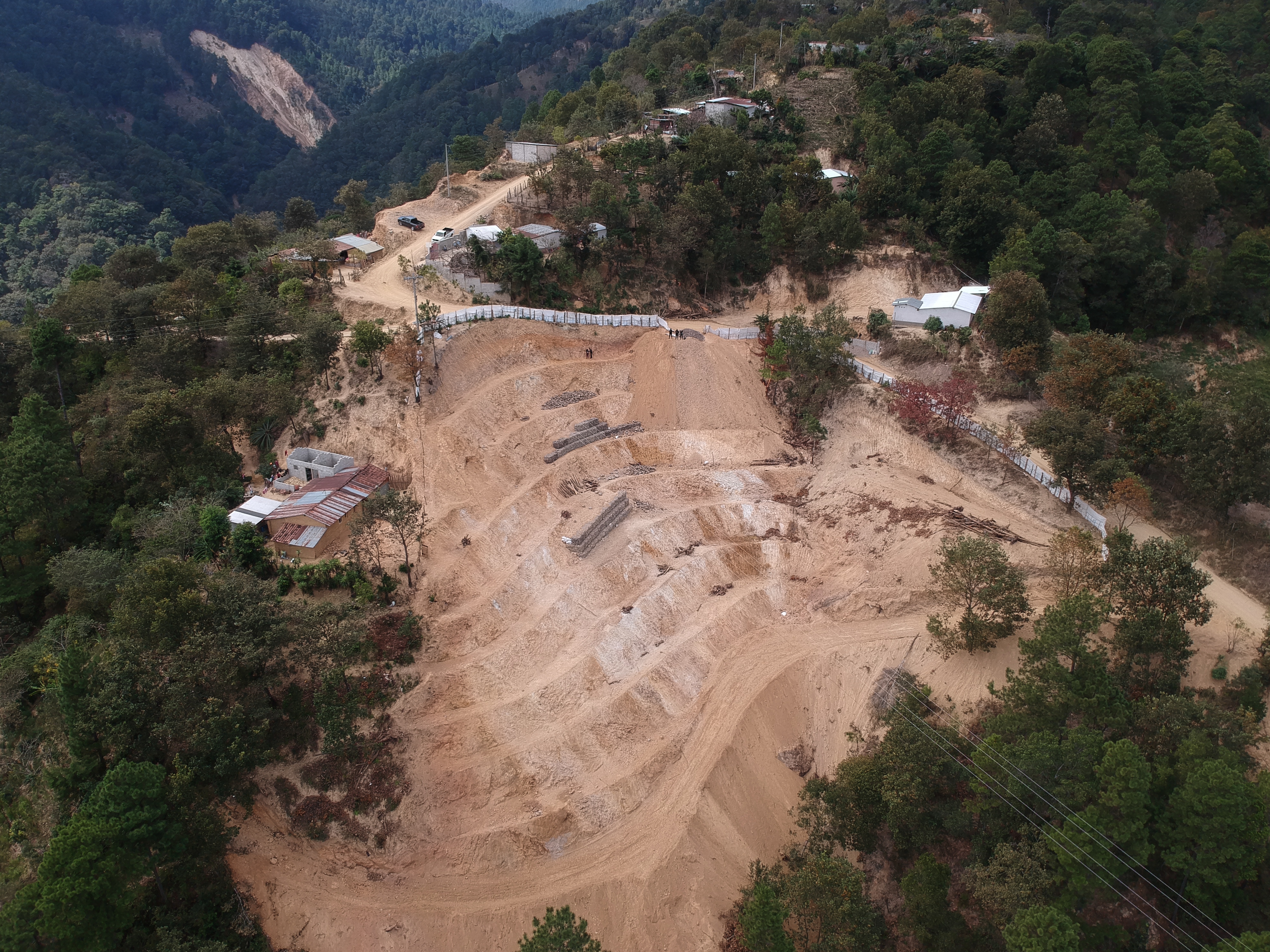 Vista aérea del área donde según el MEM se explotó mineral ilegalmente, en la aldea El Pato, Chiquimula. (Foto Prensa Libre: Carlos Hernández)