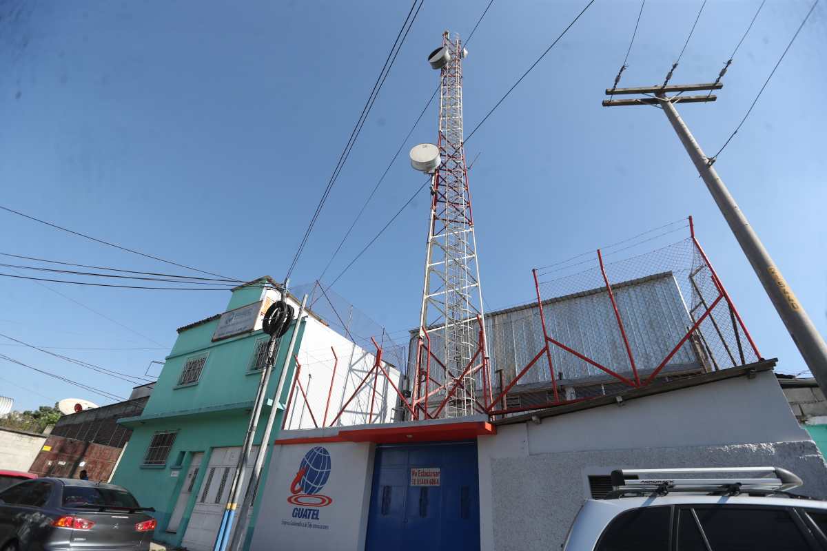 Al final de la avenida Bolívar y 40 calle zona 3 está ubicada una torre de Guatel. (Foto Prensa Libre: Érick Ávila) 