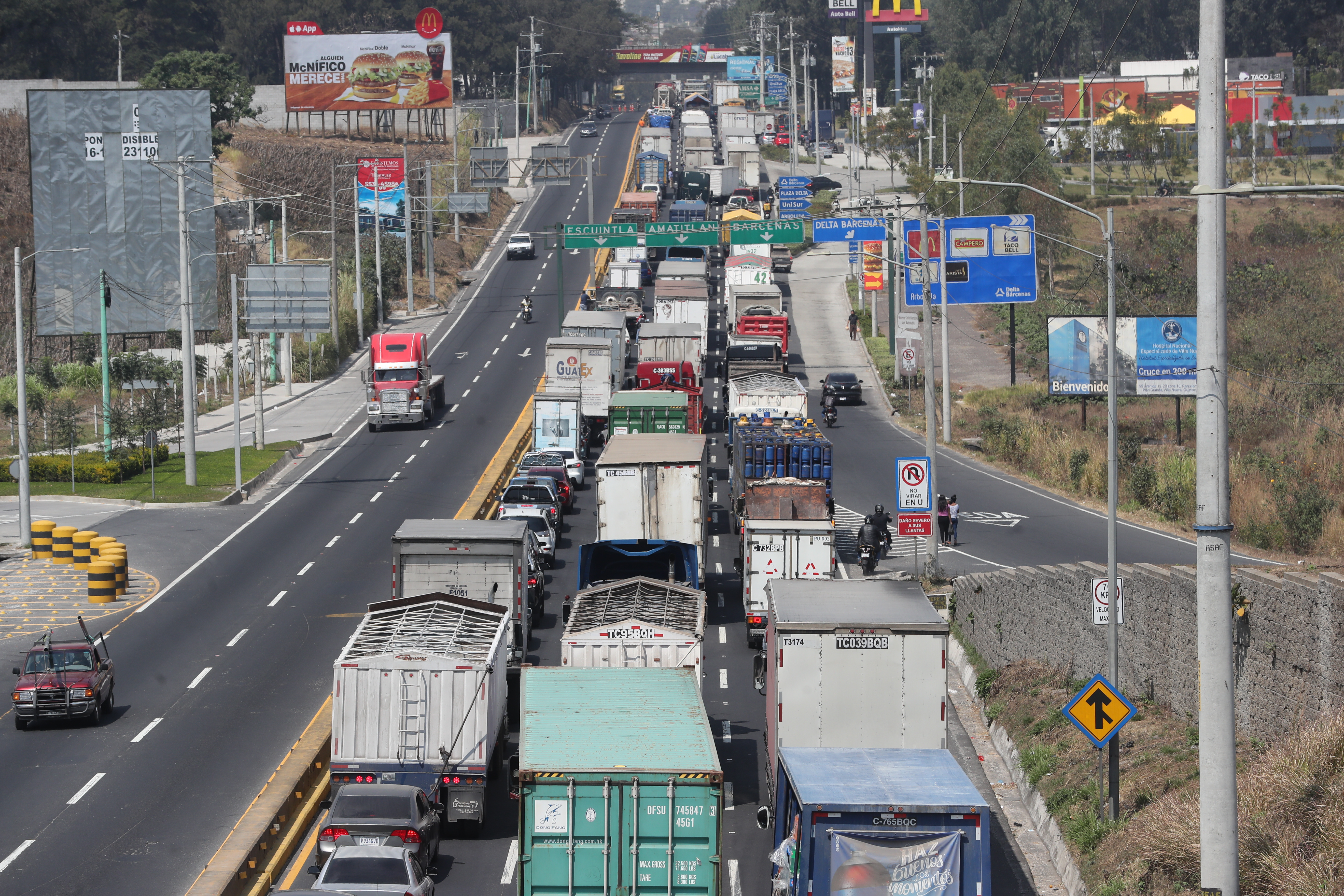El sistema de transporte de pasajeros y los problemas de tránsito impactan la competitividad de las empresas. (Foto Prensa Libre: Hemeroteca)