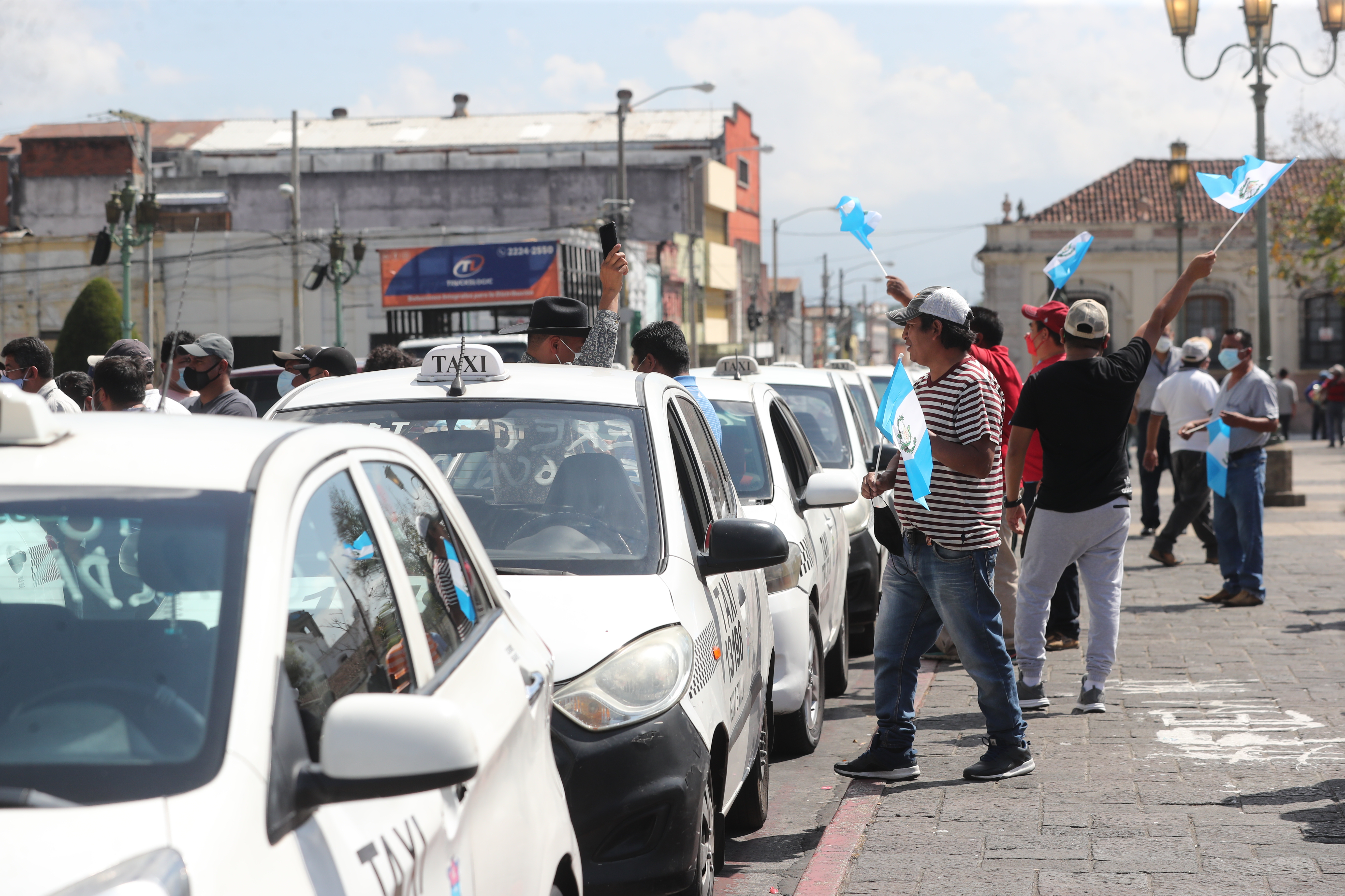 Asociación de taxistas de Guatemala realizan una protesta frente al Palacio nacional de la Cultura donde piden que quiten el decreto 17 2020 el cual los obliga a pagar un seguro para terceros. (Foto Prensa Libre)