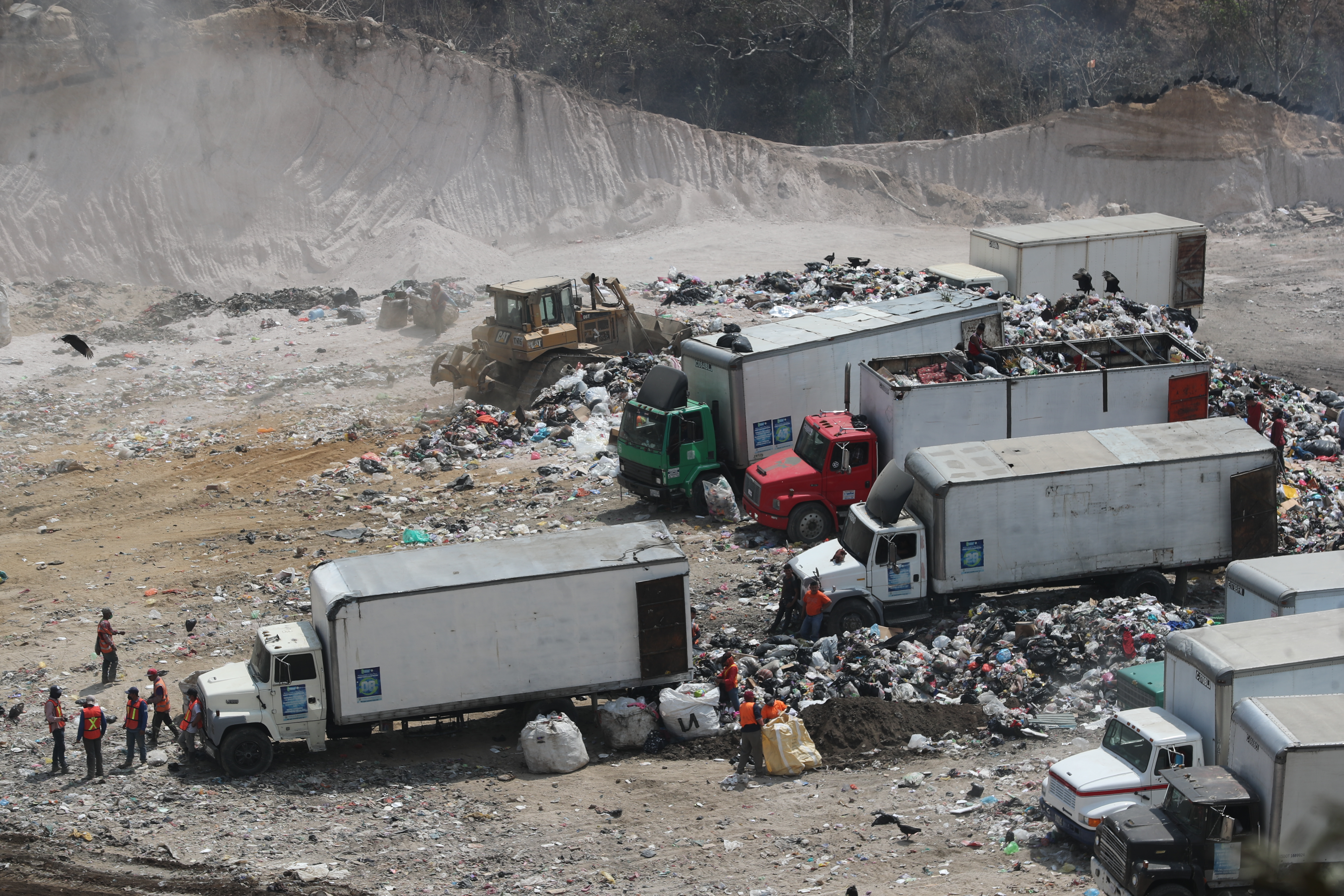 Decenas de camiones usan a diario el basurero de Amsa a pesar de que ya llegó al máximo de su capacidad. (Foto: Erick Ávila)