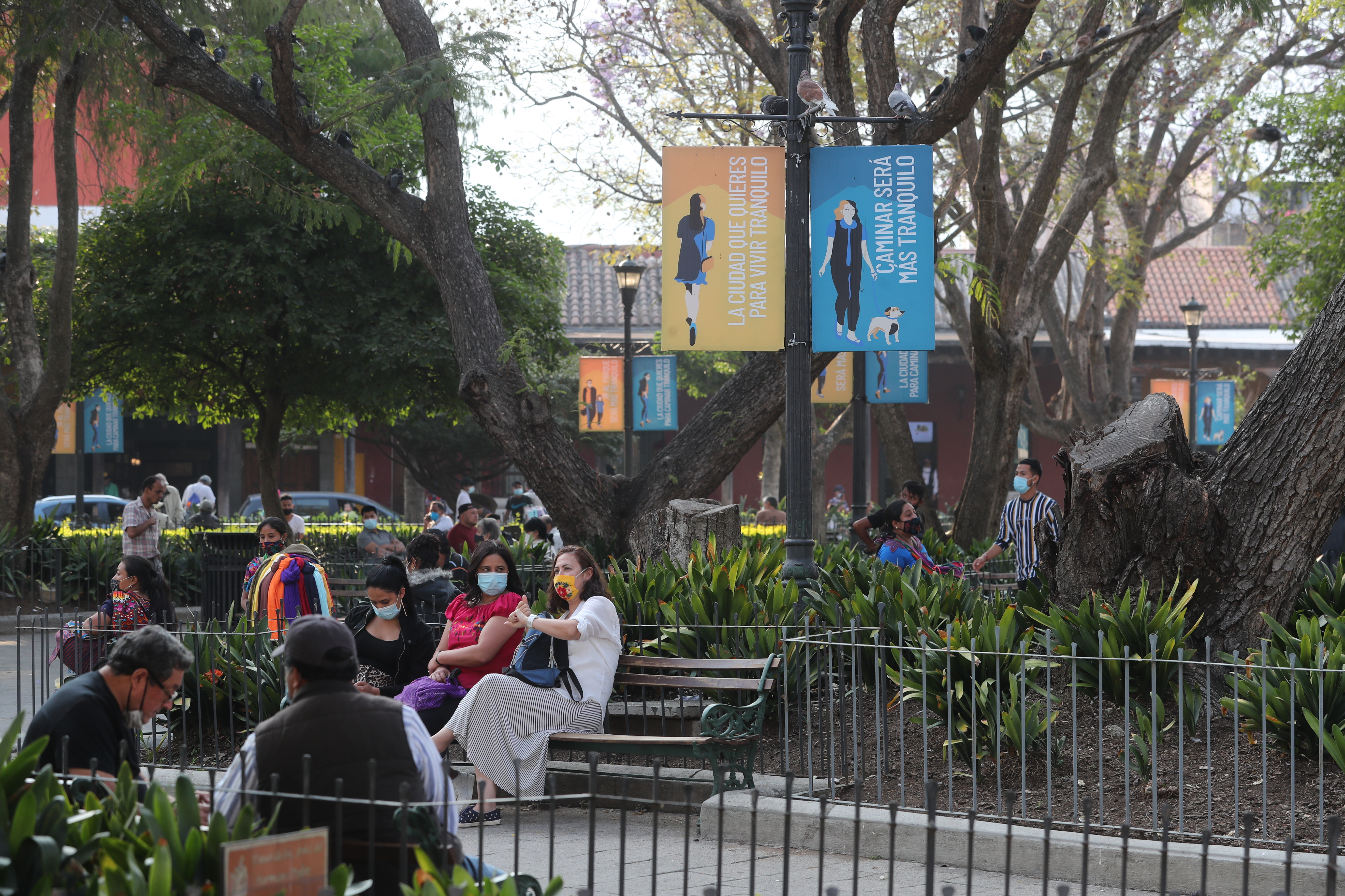En el Parque de Antigua Guatemala hay vallas publicitarias donde se informa que la ciudad será segura. Foto Prensa Libre: Érick Ávila. 