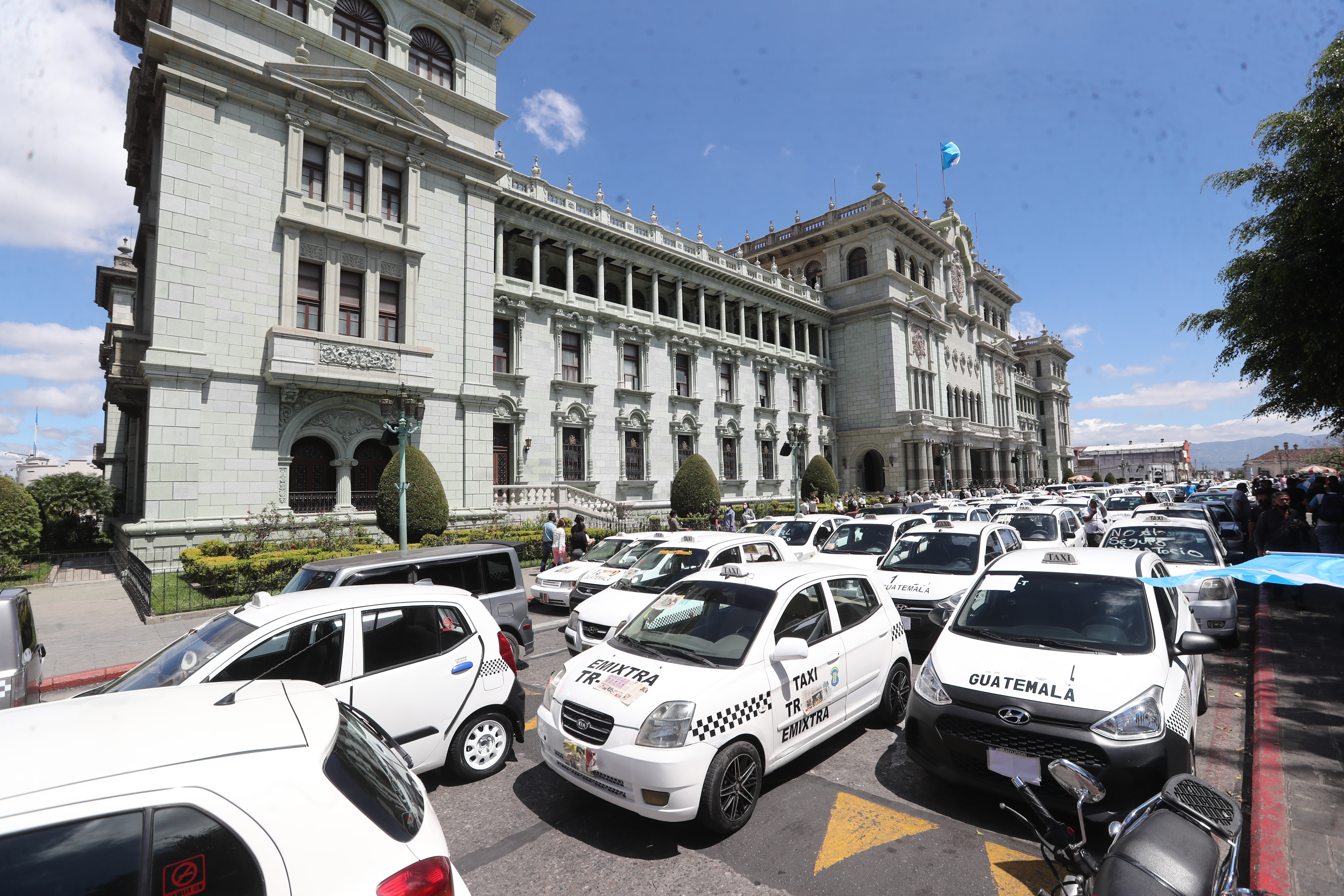 Taxistas manifiestan en la Ciudad de Guatemala. (Foto Prensa Libre: Érick Ávila)