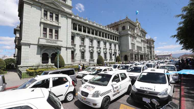 Taxistas manifiestan en la Ciudad de Guatemala. (Foto Prensa Libre: Érick Ávila)